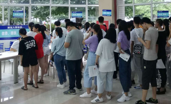 重庆康华医院为重庆工商职业学院2018级新生做入学体检