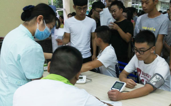 重庆康华医院为重庆工商职业学院2018级新生做入学体检